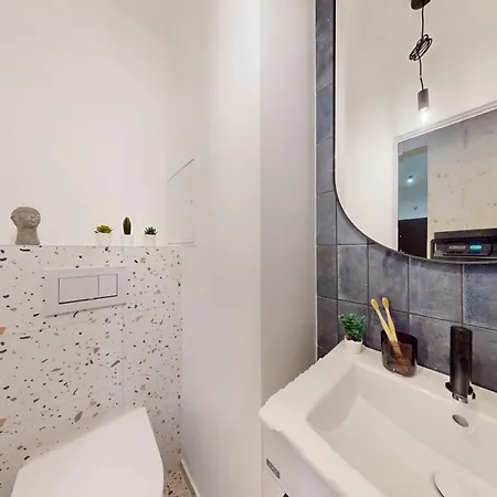 Modern 2 Bedroom - Free Parking *