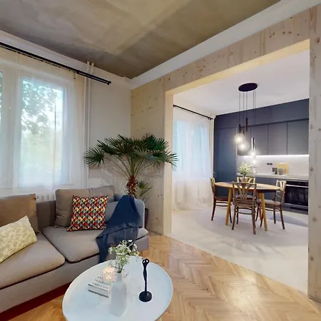 Modern 2 Bedroom - Free Parking Apartment