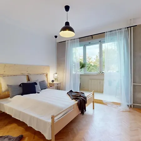 Modern 2 Bedroom - Free Parking *