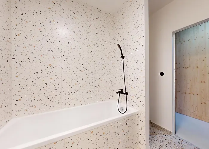 Modern 2 Bedroom - Free Parking