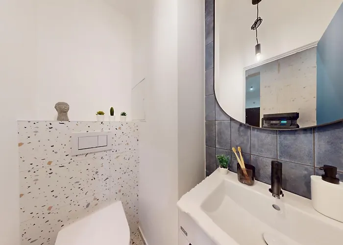 Modern 2 Bedroom - Free Parking *